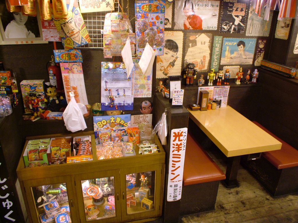 駄菓子が並ぶ店内は、テンションあがります♪