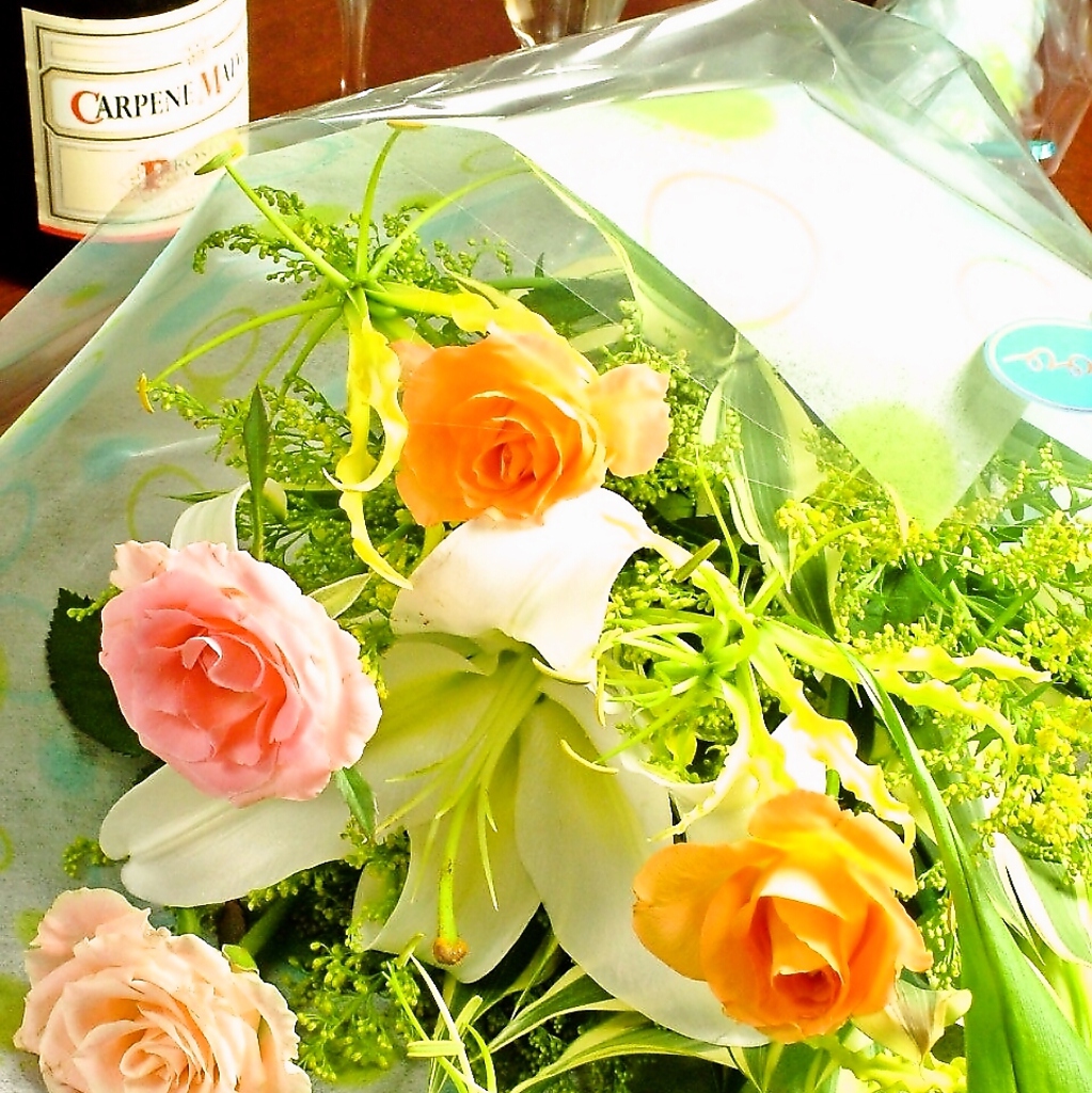 記念日には、お花のご用意も♪姉妹店のお花屋さん「fiore poo」のキュートなブーケです！