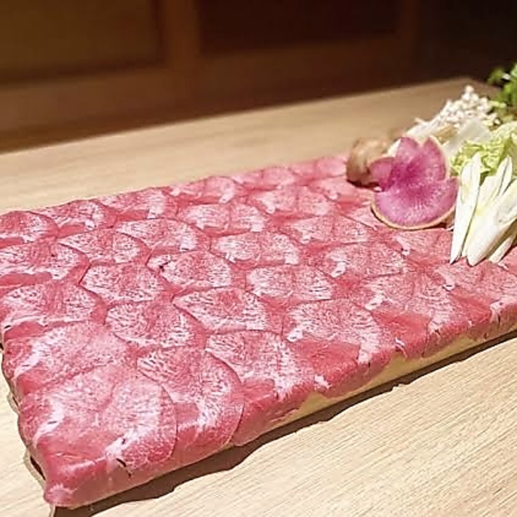 当店自慢のタンは柔らかくジューシーな肉質が魅力。風味豊かな味わいと絶妙な焼き加減で楽しめます♪