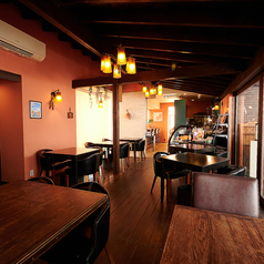 【テーブル席　2×5】デートや仕事帰りのサク飲みなどにおすすめのお席です。余裕のあるお席はじっくりと語り合うにも最適なお席です。