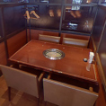 プライベート空間を演出するパーテーションに仕切られた４名様のお席を６テーブルご用意しております。