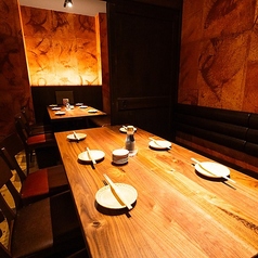 広いテーブル席でみんなで楽しめる♪会社仲間・家族・地元仲間…誰と来ても楽しめる空間をご用意しております♪昼宴会にもご利用ください