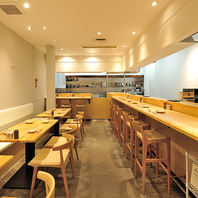 ワイワイとみんなが楽しめるオープンな店内