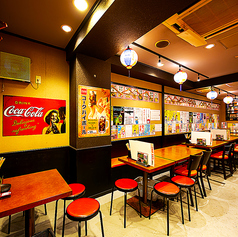 昭和レトロのポスターが並ぶ店内は、どこか懐かしく温かみのある雰囲気。ほどよい明るさとゆったり座れるテーブル席で、初めてでも落ち着いて過ごせます。シーンを選ばず使える万能席として人気です。