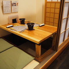 掘りごたつの個室で、ごゆっくりおくつろぎ頂けます最大12名様までご同席頂けます(背面になる場所あり)。木の温もりを感じる和のプライベート空間で、大切な方々と特別な時間をお過ごしください。