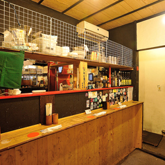 立ち飲みカウンターは、店主や常連客との会話をワイワイとお楽しみいただける人気のお席。もちろん、お一人でゆっくり過ごしたいお客様も大歓迎です◎