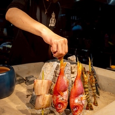 目の前で焼き上げるライブ感！香ばしい炉端焼き。