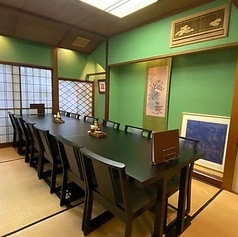 【座敷個室テーブル席最大28名迄】ふすまの仕切りで作る座敷個室は人数に合わせてお部屋の広さを自由に調整可能。歓送迎会や同窓会、会社での大宴会にもおすすめです。28名まで利用可能で喫煙所もございます。その他外国人メニュー（英語、中国語、韓国語）もございます。(7月～8月は大広間開放となり個室利用はできません)