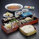 名物海鮮鍋料理【うどんちり】にし家といえばコレというくらい、大変人気の定番の鍋です。厳選された鍋素材、こだわりの出汁、全てがお鍋を引き立てます。自家製ポン酢でお召し上がり下さい。うどんはおかわり自由ですので、お気軽にスタッフにお声掛け下さい。うどんちりコースは5,000円より