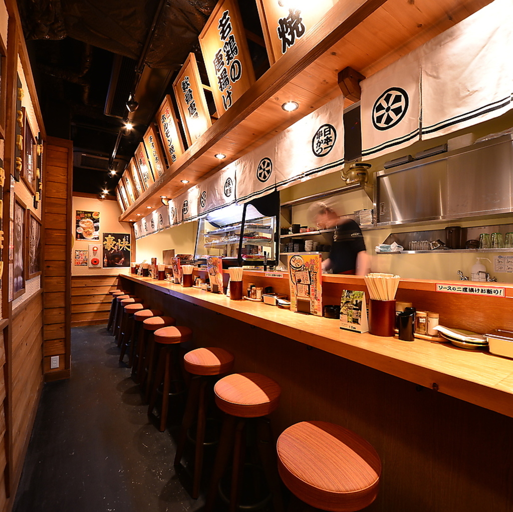 カウンター席もお気軽に！揚げたての串かつをご堪能あれ！