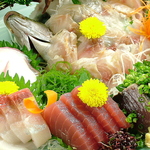 四季の厳選旬魚のお刺身は人気の逸品。会社のご宴席など上司が一緒の席なら幹事の株が上がるかも！？