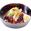 水ビビン冷麺は、冷たいスープとともに楽しむ韓国の人気料理です。もちもちの麺と新鮮な野菜、トッピングの牛肉や卵が絶妙に絡みます。さっぱりとした味わいで、特に暑い季節にぴったり。ピリ辛のタレを加えて、自分好みにアレンジして楽しめる一品です！