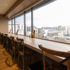 ゆったりとしたカウンター席をご用意しております。お一人様でも周りを気にせず、落ち着いてお食事をお楽しみいただけます。窓から倉敷の景色を眺めながら、自分だけの時間を過ごすのもおすすめです。お仕事の合間のランチに最適です。