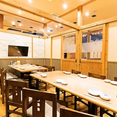 【少人数のお集まりや家族とのお食事にも当店は最適】木のテーブルと温かみのある照明が、落ち着いた雰囲気を演出します。合コンや女子会はもちろん、2次会などのちょい飲みにもぜひご利用ください。安心して食事や会話を楽しめる居心地のよい空間です。