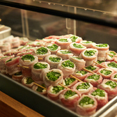 女性に人気の名物「野菜巻串」をはじめ、博多の郷土料理やお肉料理まで、各種取り揃えております。