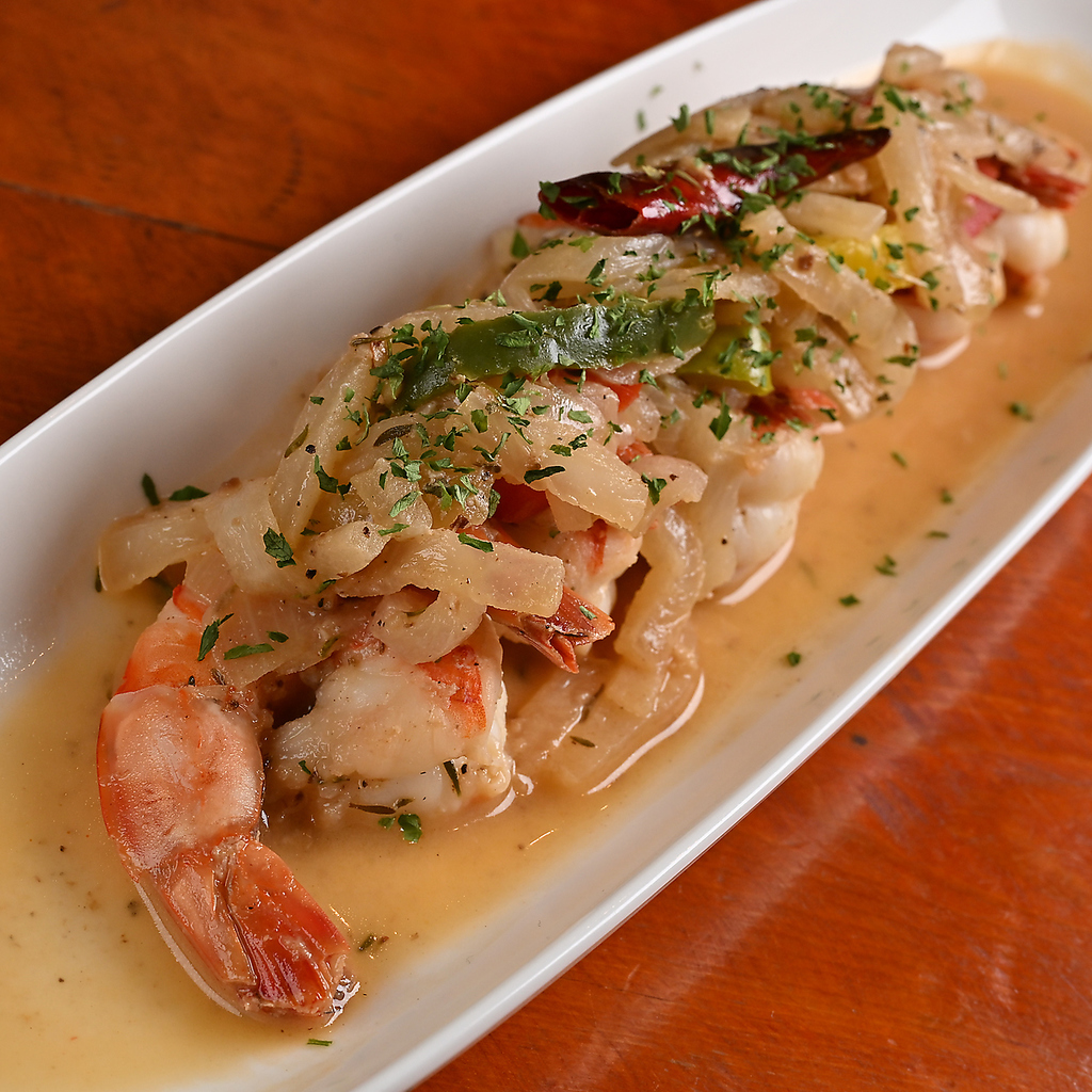 にんにく香る贅沢シュリンプ。プリッと旨い人気の一皿。