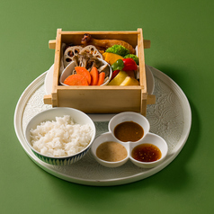 3種のディップで楽しむ 骨付きチキンと旬野菜