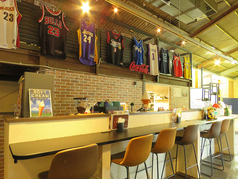 少人数でもお楽しみいただけるカウンター席♪サクッと飲みやサクッと食べにも最適です。お1人様のご利用も大歓迎♪ゆっくりとプライベートな時間をお過ごしください。