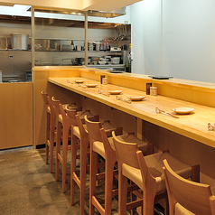 にぎやかな店内で肩を交えて飲むお酒はサイコー！