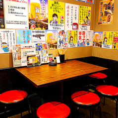 軽に使えるテーブル席は、広々とした天板で料理を並べやすく、荷物カゴ付きで快適。明るくにぎやかな雰囲気の中、皆でワイワイ楽しめる定番の席です。ワイワイ楽しむ飲み会からサクッと一杯まで、どんなシーンでも気軽に過ごせる“これぞ大衆酒場”という雰囲気が広がっています。