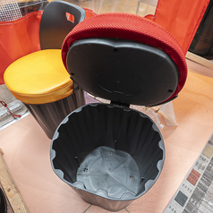 韓国から買い付けたカラフルなテーブルセットの椅子。実はフタを開けると中に荷物を入れられる優れもの。バッグなどの置き場所に困らず、汚れや匂い移りも防げて安心です！活気あふれる空間で、お荷物を気にせず本場の味を思いっきり堪能してください！