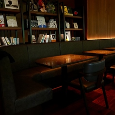 【ソファー席　3名様掛け×2席】ランチメニューやディナーメニューもご用意しております◎グループでのご利用にもぴったりなゆったりくつろげるソファー席です。皆様のご来店を心よりお待ちしております！