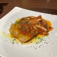 宴会メニューでご提供しているカジキマグロのステーキ。フレッシュトマトとケッパー、オリーブ、アレンジできのこをソテーしたケッカソースと相性抜群！