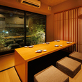 大きな窓の向こうに広がる緑の景色を眺めながら、畳敷きの落ち着いた空間でゆったり過ごせる掘りごたつ個室！まるで都会の中の隠れ家にいるような、非日常の癒しを感じられる大人のための個室空間です！
