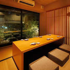 大きな窓の向こうに広がる緑の景色を眺めながら、畳敷きの落ち着いた空間でゆったり過ごせる掘りごたつ個室！まるで都会の中の隠れ家にいるような、非日常の癒しを感じられる大人のための個室空間です！