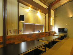 アットホームにおくつろぎいただけるお座敷席も人気♪是非足を崩してリラックスしていただき、お料理やドリンクをお楽しみください。飲み放題付きのコースもご用意しております。