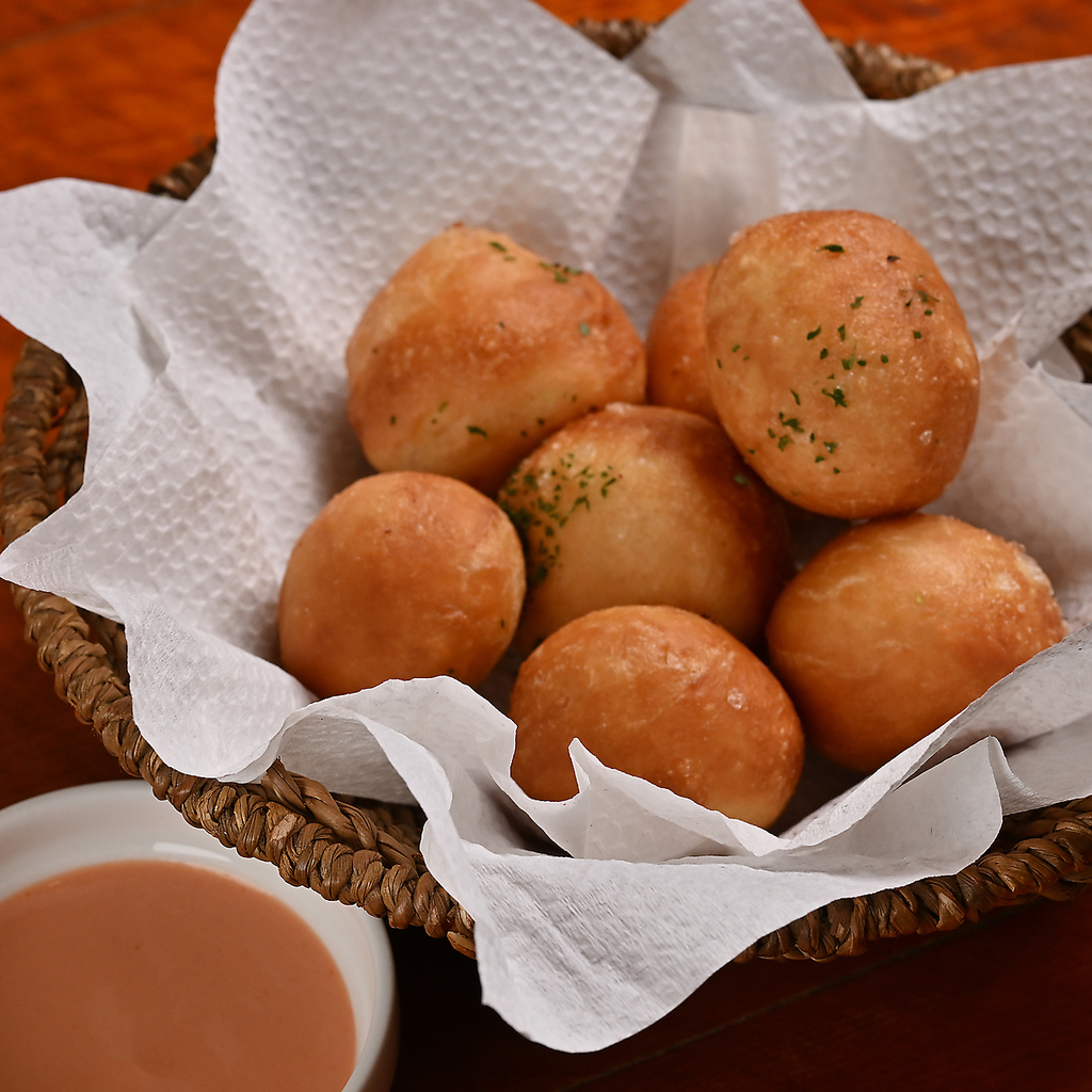 外はカリッ、中はとろーり。来音名物の大人気チーズボールです！