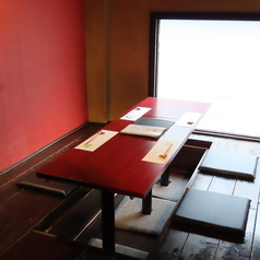 ご家族やご友人同士、少人数のご宴会に最適な6名掛けテーブル席を1卓ご用意。落ち着いた雰囲気の中で、会話とお食事をゆっくりお楽しみいただけます。会社宴会やご友人との飲み会に最適です。