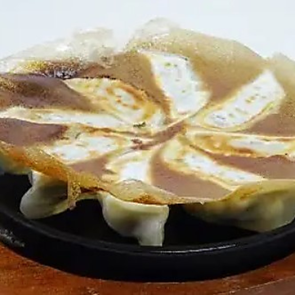 羽根つき餃子は当店名物！さっぱり仕立てでクセになる味わいです。何個でも食べたくなる一口サイズ◎