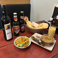 旨味が凝縮した本格カレーと熱々ナン