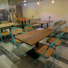 手作りの椅子がポイント!!広々としたお席でごゆっくりお楽しみいただけます!