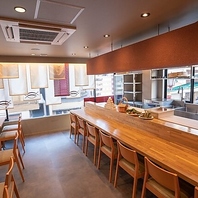 木の温もりと和の装飾に包まれたゆったり寛げるお席あり