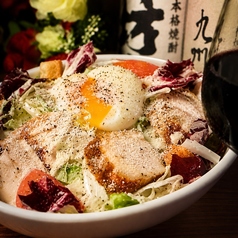 半熟玉子とローストチキンのシーザーサラダ