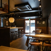 阪急烏丸駅、京都河原町駅より徒歩約4分とアクセス良好◎当店は、香ばしい鰻とジューシーな鶏料理が自慢の和モダンな大衆酒場です。洗練されたお洒落な店内には、お一人様やデートに最適なカウンター席と、宴会にも利用できるテーブル席を完備。充実したお料理とお酒と共に、心地よい空間で楽しい一時をお過ごし下さい。