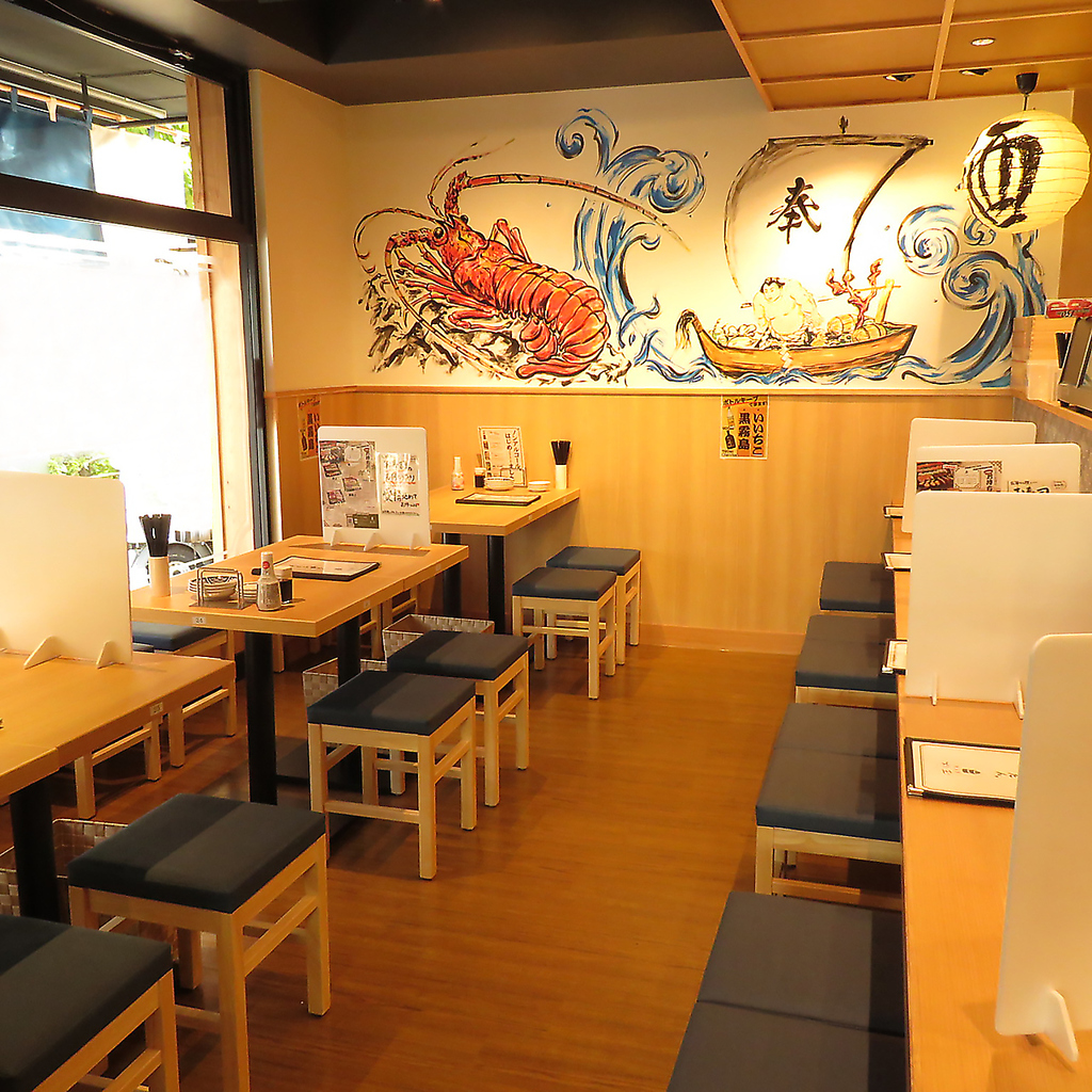 壁に描かれた海老と宝船のイラストが迫力満点！木の温もりあふれる店内で楽しいひとときを過ごせます