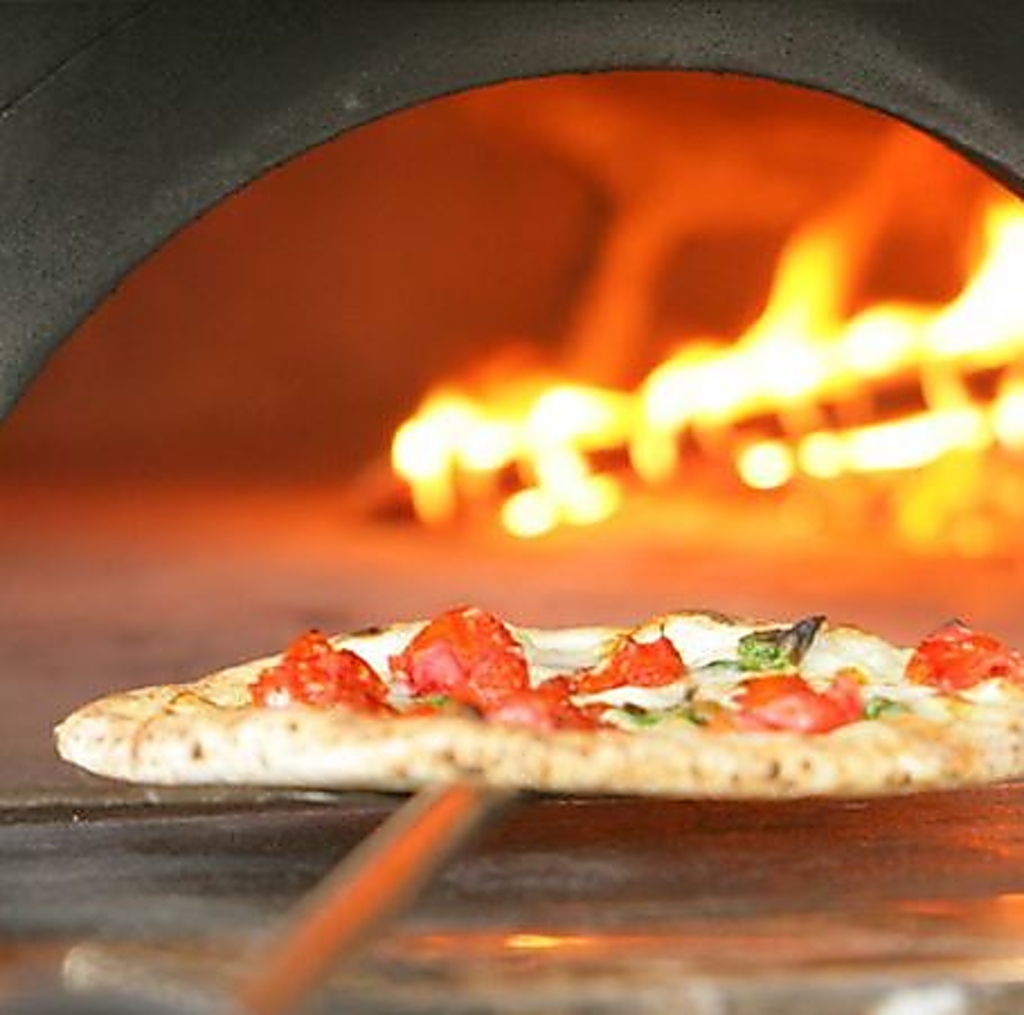 ピッツァ世界コンペティション最優秀賞受賞【PIZZA　SALVATORE　CUOMO】薪窯もイタリア職人の手作り