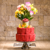 ３～４名様用イメージ【肉ケーキ２段　13,200円】　花火・メッセージプレート・暗転サプライズ・バースデーソングのサプライズなどご対応可能です。もちろん「静かにお祝いしてほしい」ご希望にもお応えいたします。ご相談だけでもお気軽にどうぞ。