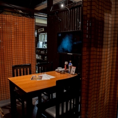 テーブル席には小型テレビもあり雰囲気◎