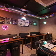 2人掛けのテーブルを1卓ご用意しております。プライベート感を大切にしたこの席は、特別なデートや親しい方との静かなひとときに最適です。落ち着いた雰囲気の中で、心ゆくまでお食事をお楽しみください。温かいおもてなしと共に、特別な時間をお過ごしいただけます。