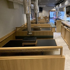 お肉やドリンクが並んでも慌てる心配なし◎広々テーブルで女子会☆