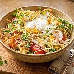 鶏とトマトのジュウジューサラダ~チーズがけ~
