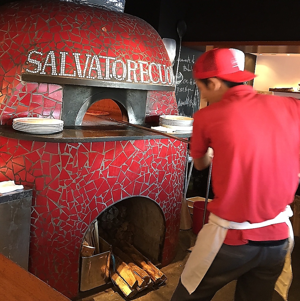 400℃の高温で一気に焼き上げるから、外はサクサク、中はもっちりとした食感★