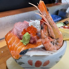 名物はデカ盛り海鮮丼!!