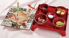 おめでとうございます 祝生誕100日目 【尾頭付き祝鯛がついたお食初め祝い膳】4400円(税込)歯固め石付
