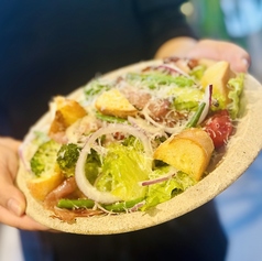 ベーコンと温泉卵のシーザーサラダ