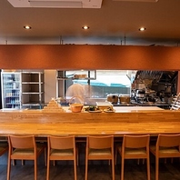 ライブ感溢れるオープンキッチンに面したカウンター席